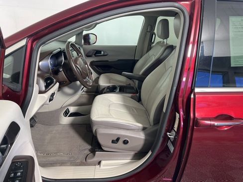 Certified 2017 Chrysler Pacifica Touring-L image 11