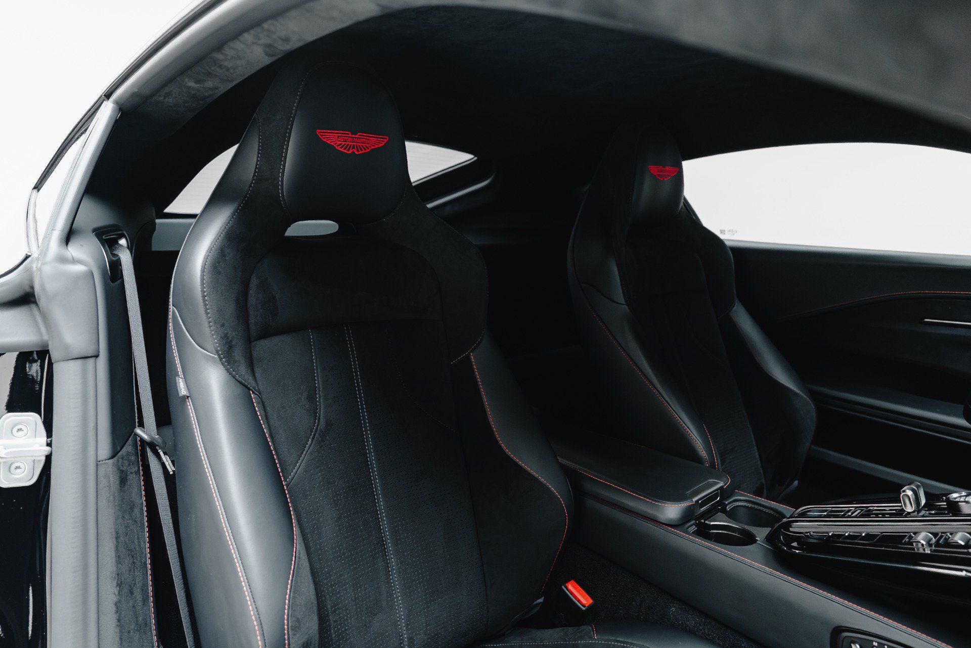 Used 2025 Aston Martin V8 Vantage Coupe RWD image 35