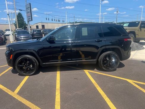 Used 2023 Jeep Grand Cherokee Altitude AWD/4WD image 8