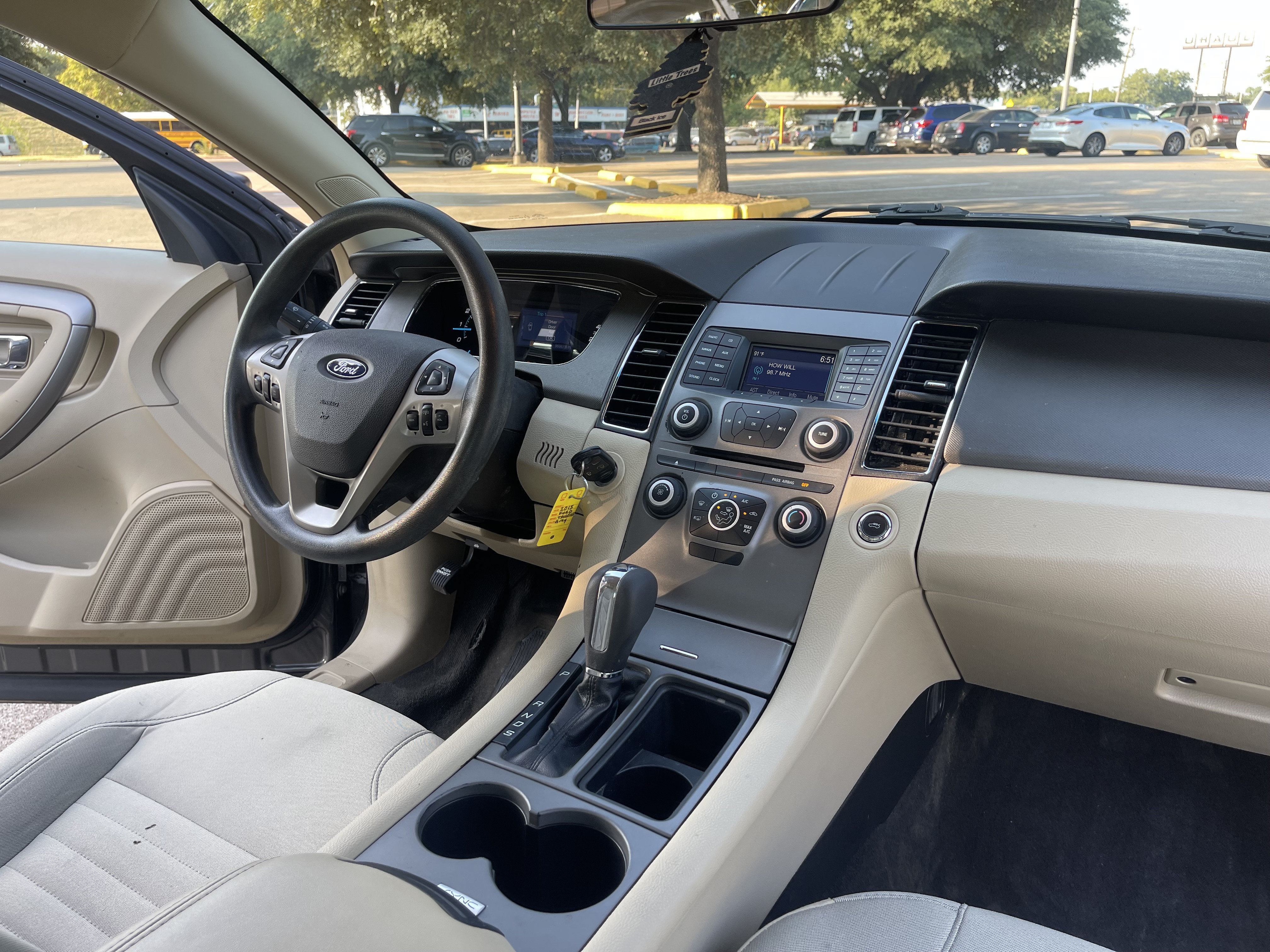 Used 2015 Ford Taurus SE FWD image 13