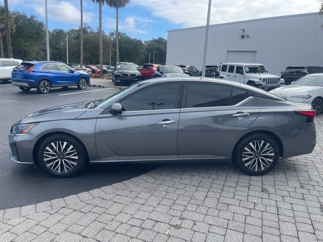 Used 2023 Nissan Altima 2.5 SV FWD image 2
