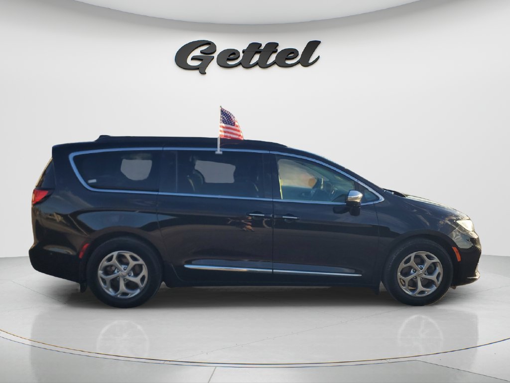 Used 2023 Chrysler Pacifica Limited w/ Trailer Tow Group FWD image 4