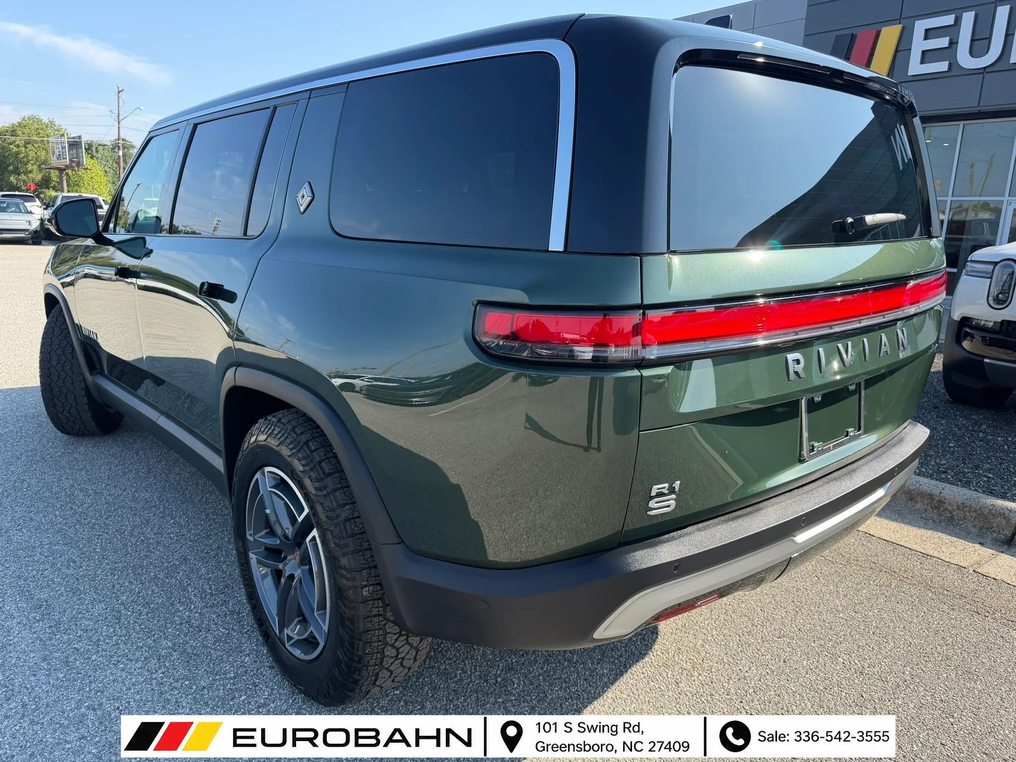Used 2025 Rivian R1S Adventure Dual AWD/4WD image 3