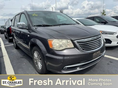 Used 2014 Chrysler Town & Country Touring-L FWD image 1