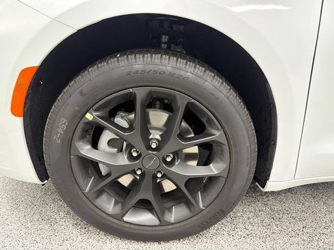 New 2027 Chrysler Pacifica Limited AWD/4WD image 11