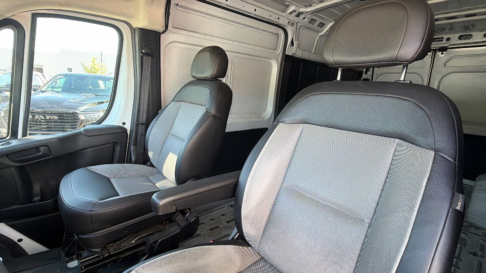 Used 2024 RAM ProMaster 2500 w/ Convenience Group FWD image 17