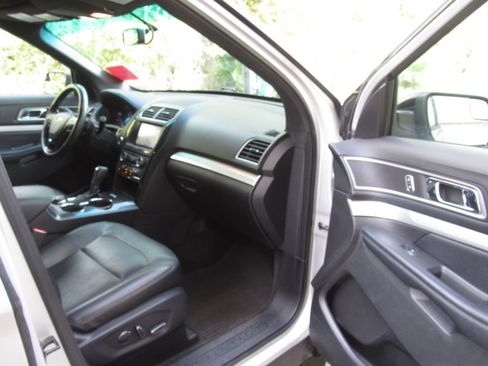 Used 2016 Ford Explorer XLT w/ Equipment Group 202A AWD/4WD image 19