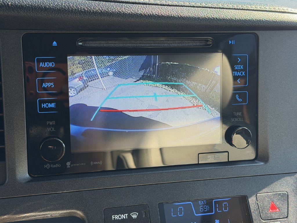 Used 2017 Toyota Sienna XLE w/ XLE Navigation Package FWD image 18