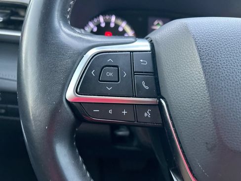 Used 2021 Toyota Highlander LE FWD image 16