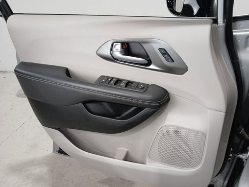 Used 2024 Chrysler Pacifica Touring-L FWD image 32