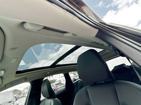 Used 2023 Volvo XC60 B5 Plus image 24