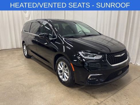 Used 2026 Chrysler Pacifica Limited FWD image 1