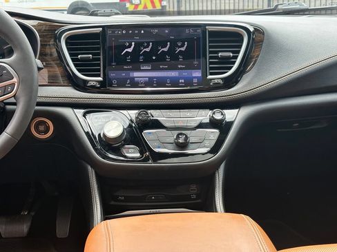 Certified 2023 Chrysler Pacifica Pinnacle FWD image 14