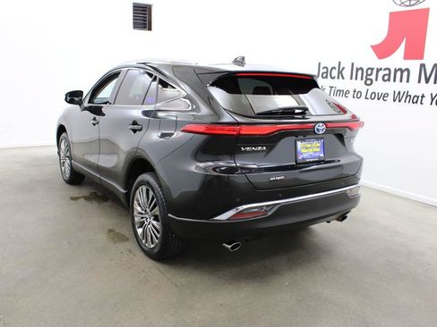 Used 2024 Toyota Venza XLE AWD/4WD image 3