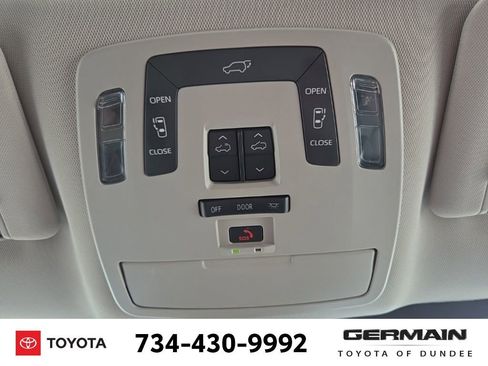 Used 2025 Toyota Sienna XLE image 38