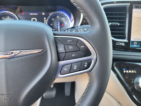 Used 2023 Chrysler Pacifica Limited image 23