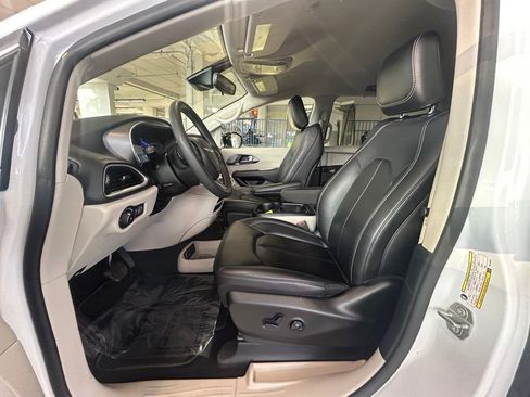 Used 2024 Chrysler Pacifica Touring-L image 9