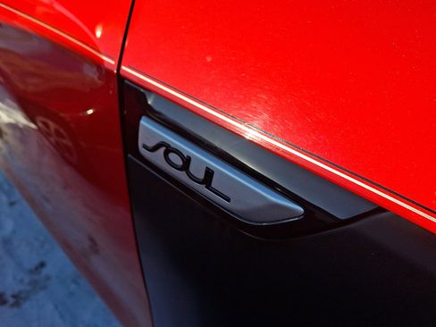 Used 2017 Kia Soul + image 4