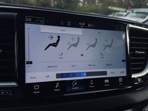 Certified 2024 Chrysler Pacifica Touring-L image 38