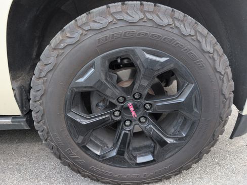 Used 2015 GMC Yukon Denali w/ Touring Package RWD image 3