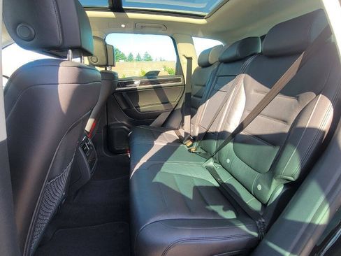 Used 2017 Volkswagen Touareg Executive AWD/4WD image 28