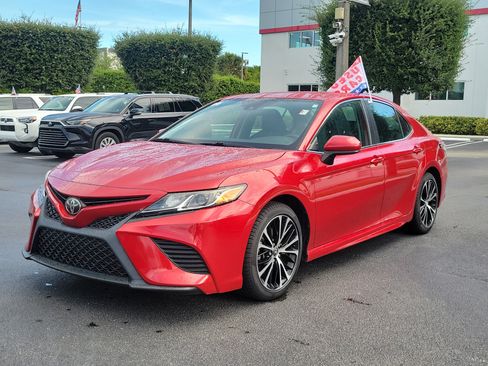 Used 2020 Toyota Camry SE FWD image 6