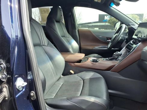 Used 2021 Toyota Venza Limited image 9