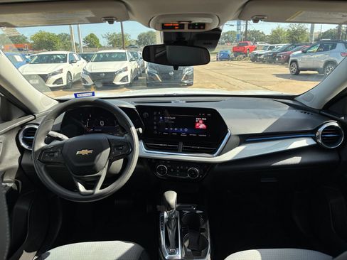 Used 2025 Chevrolet Trax LT FWD image 32