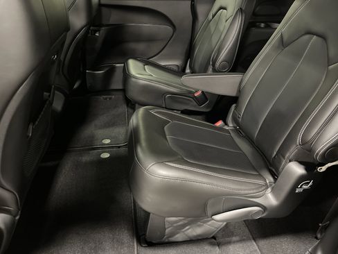 Used 2025 Chrysler Pacifica Select image 11