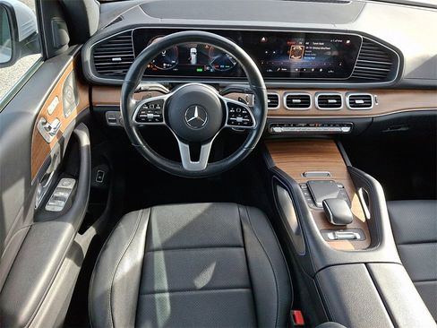 Used 2022 Mercedes-Benz GLS 450 4MATIC image 2