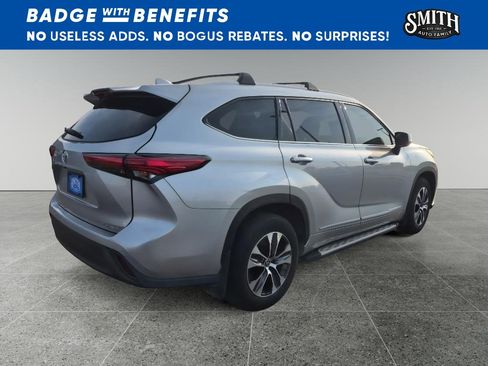 Used 2022 Toyota Highlander XLE AWD/4WD image 4