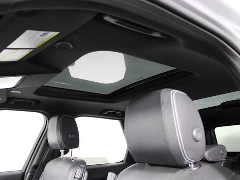 Used 2022 Land Rover Discovery S image 8