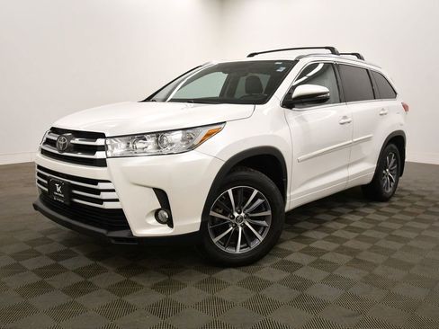 Used 2018 Toyota Highlander XLE image 2