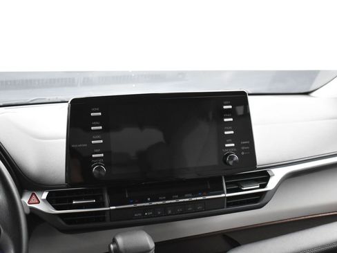 Used 2024 Toyota Sienna LE image 18