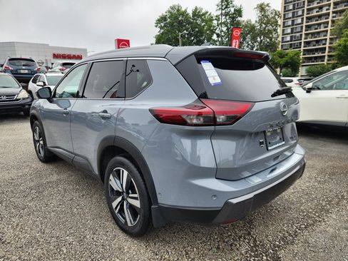 Certified 2025 Nissan Rogue SL w/ SL Premium Package AWD/4WD image 3