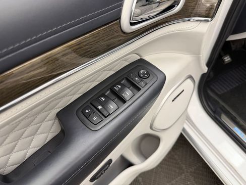 Used 2019 Jeep Grand Cherokee Summit AWD/4WD image 12