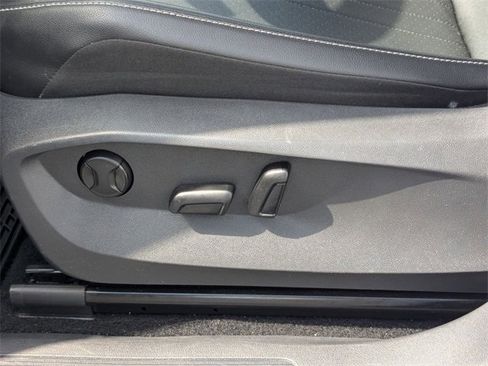 Used 2022 Volkswagen Tiguan SE image 16