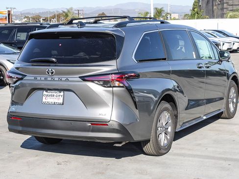 New 2026 Toyota Sienna XLE image 9