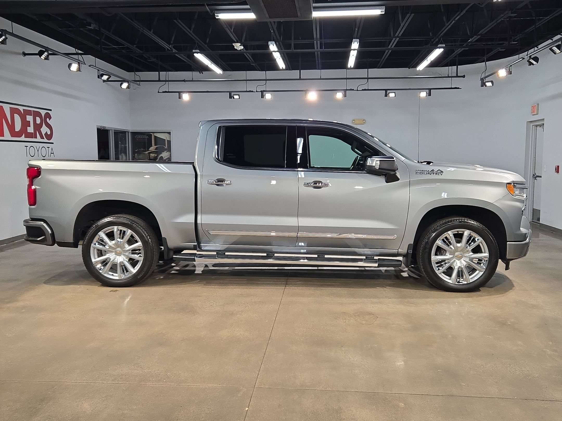 Used 2024 Chevrolet Silverado 1500 High Country w/ High Country Premium Package AWD/4WD image 8