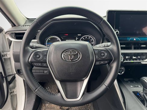 Used 2023 Toyota Venza LE image 14
