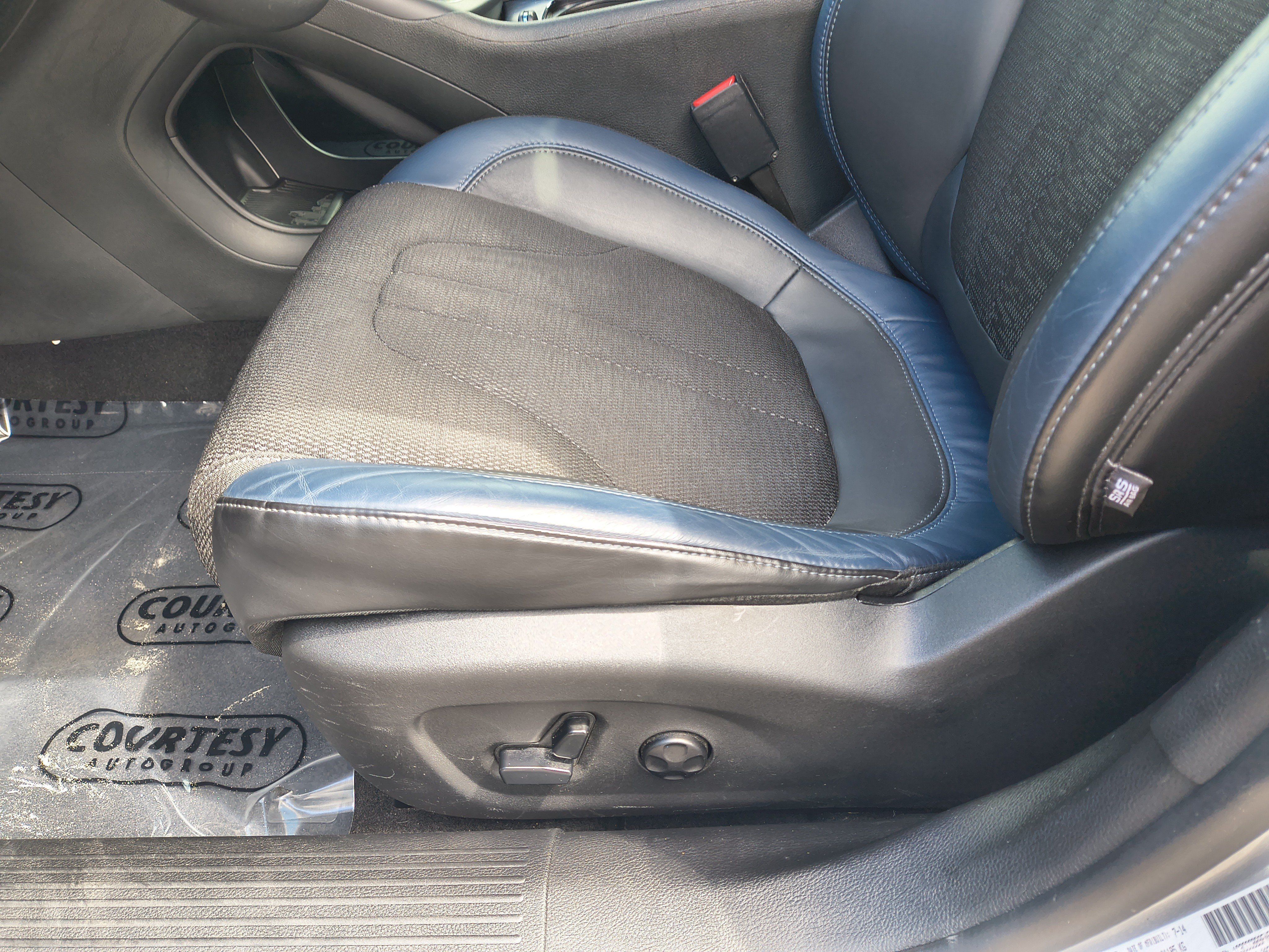 Used 2015 Chrysler 200 S w/ Comfort Group FWD image 21