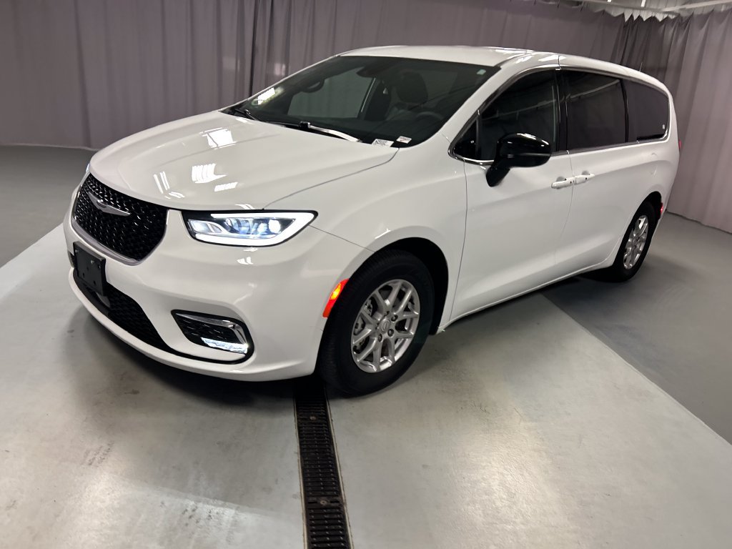 Used 2026 Chrysler Pacifica Select FWD image 3