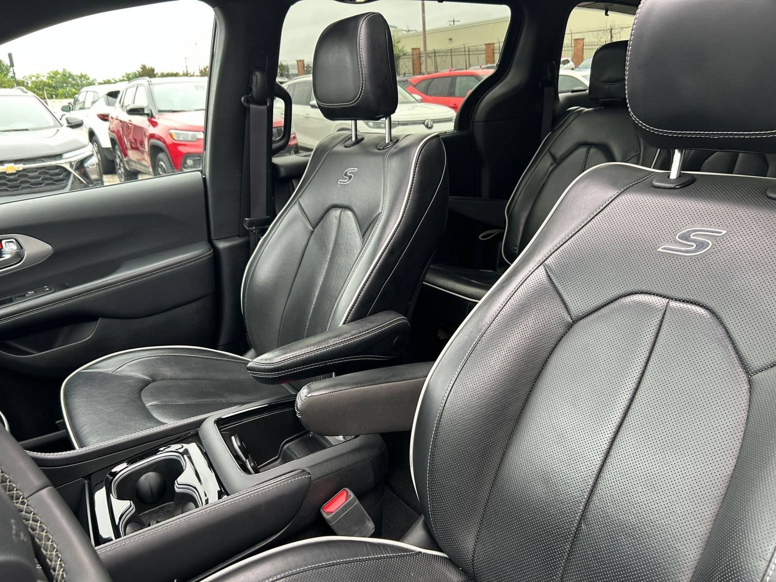 Used 2025 Chrysler Pacifica Limited FWD image 34