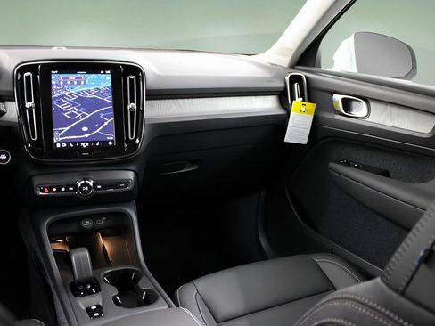 New 2025 Volvo XC40 B5 Core w/ Protection Package Premier image 28