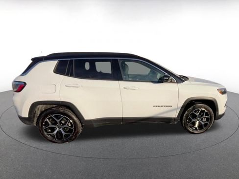 Used 2025 Jeep Compass Limited image 16