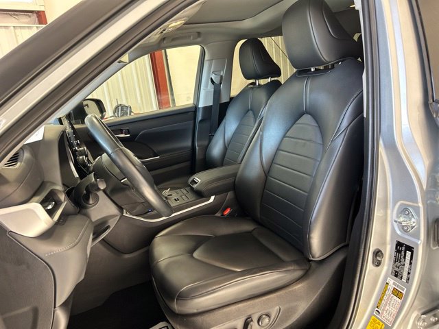 Used 2022 Toyota Highlander XLE AWD/4WD image 18