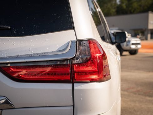 Used 2020 Lexus LX 570 4WD w/ Luxury Package image 21