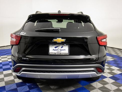 Used 2025 Chevrolet Trax LT FWD image 6
