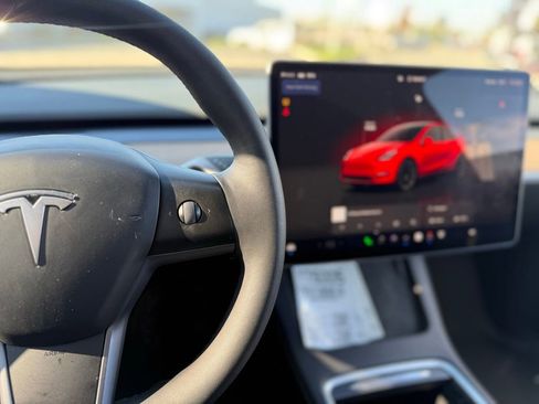 Used 2023 Tesla Model Y Long Range image 8