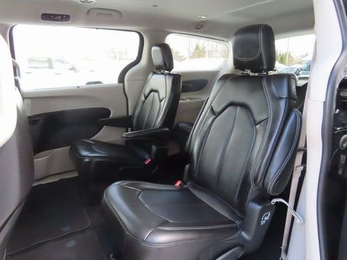 Used 2024 Chrysler Pacifica Touring-L image 22